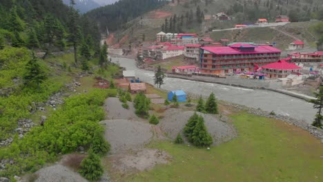 Luftaufnahme-Des-New-Honey-Moon-Hotels-Am-Swat-River-In-Kalam-In-Pakistan