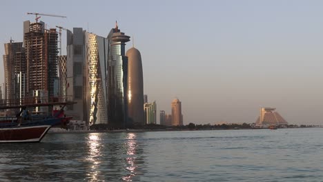 Ein-Blick-Auf-Die-Innenstadt-Von-Doha-Von-Der-Corniche-Aus