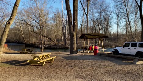 Vista-Panorámica-Del-Río-Clinton-Junto-Con-El-área-De-Estacionamiento-Del-Molino-De-Sidra-Yates-En-Rochester-Hill,-Michigan,-Estados-Unidos