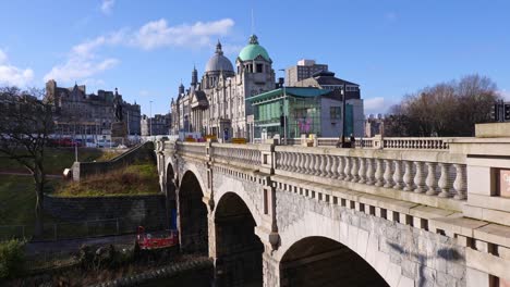 El-Teatro-De-Su-Majestad-Desde-La-Colina-De-La-Escuela-Que-Muestra-El-Puente-Sobre-El-Ferrocarril