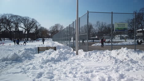 Plano-General-Del-Parque-Norwood-Con-Gente-Jugando-Hockey-Y-Tenis-De-Invierno