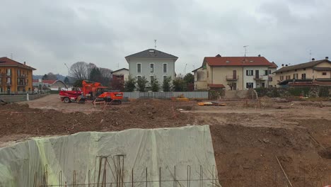 Maquinaria-Roja-Para-Trabajos-De-Excavación-De-Cimientos-En-Construcción-Zona-Urbana-Residencial-De-Arona