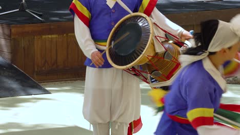 Janggu-Trommel-–-Aufführung-Des-Bauerntanzes-Im-Koreanischen-Volksdorf-In-Der-Stadt-Yongin,-Seoul,-Südkorea