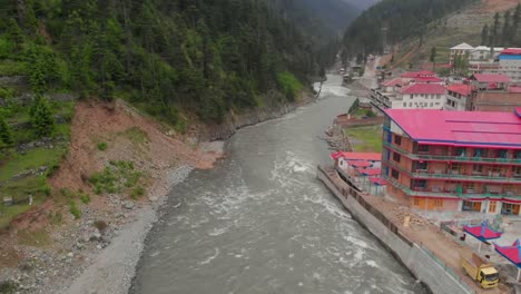 Antena-Sobre-El-Río-Swat-Con-El-Nuevo-Hotel-De-Luna-De-Miel-A-La-Vista