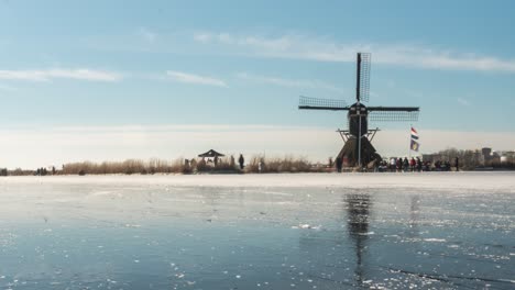 Zeitraffer-Von-Eisläufern-Auf-Einem-Zugefrorenen-Kanal-In-Den-Niederlanden,-Winterlandschaft