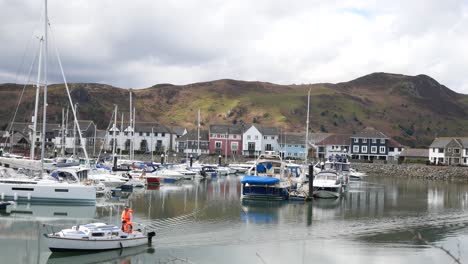 Cruceros-En-Barco-De-Pesca-últimos-Yates-Y-Veleros-Amarrados-Bajo-El-Lujoso-Puerto-Deportivo-Montañoso-De-Conwy-Waterfront-North-Wales