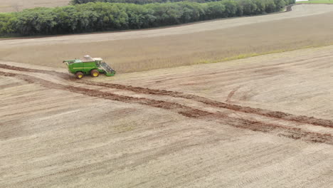 Landwirtschaftlicher-Traktor,-Der-Sojabohnen-Auf-Dem-Feld-Erntet