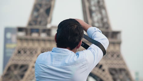 Fotógrafo-Profesional-Capturando-La-Vista-De-La-Icónica-Torre-Eiffel-En-El-Champ-De-Mars-En-París,-Francia