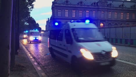 Un-Convoy-De-Ambulancias-Corriendo-En-Un-Caso-De-Emergencia-En-Las-Calles-De-París