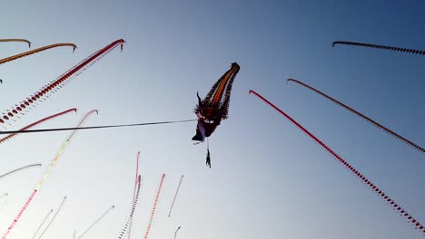 Cometa-Con-Forma-De-Dragón-Gigante-Volando-En-El-Festival-Parangkusumo,-Yogyakarta,-Indonesia