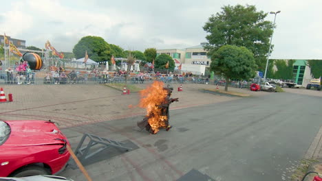 Hombre-En-Llamas-Corriendo-En-Un-Evento-De-Espectáculo-De-Acrobacias