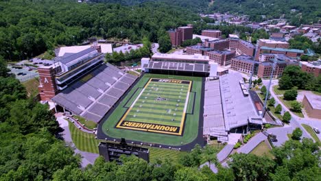 Luftstoß-Ins-Kidd-Brewer-Fußballstadion-In-Boone,-North-Carolina,-Boone,-North-Carolina