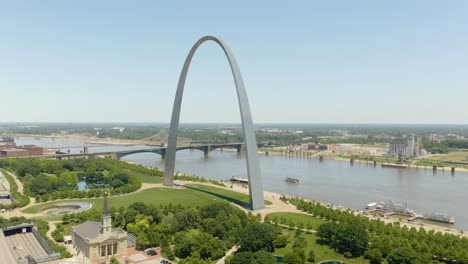 Beautiful-Aerial-Establishing-Shot-of-Gateway-Arch-National-Monument,-St