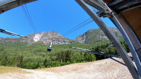 Cabina-De-Góndola-Que-Llega-A-La-Estación-Terrestre-En-Loen-Skylift---Tiro-Manual-Estático-Mirando-Hacia-Arriba-Desde-La-Estación-Terrestre-Hasta-La-Cima-De-La-Montaña-Hoven---Verano-De-Noruega