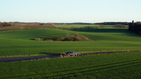 Bmw-Conduciendo-Por-Una-Hermosa-Carretera-Rural