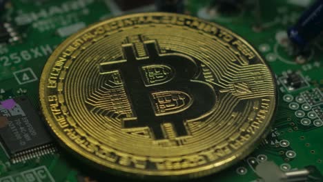 Details-Zur-Physischen-Bitcoin-Metallmünze.-Kryptowährungskonzepte