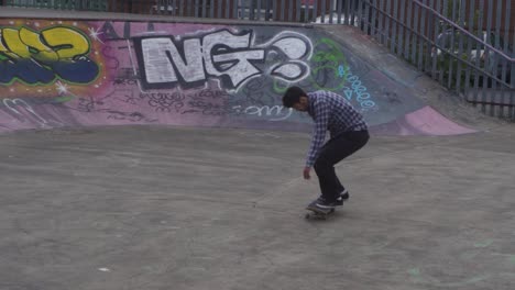 Cámara-Lenta-De-Skater-Saltando-En-Un-Skate-Park-En-Sheffield,-Inglaterra