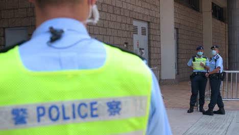 Oficiales-De-Policía-Con-Máscaras-Faciales-Hacen-Guardia-En-Las-Instalaciones-Del-Tribunal-Superior-En-Hong-Kong