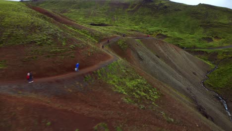 Touristen,-Die-Auf-Dem-Wanderweg-Des-Reykjadalur-Tals-In-Südisland-Spazieren