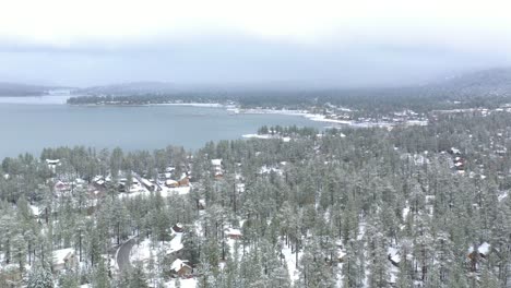 Vista-Aérea-Panorámica-Sobre-El-Lago-Big-Bear-Durante-Una-Tormenta-De-Nieve-Primaveral-En-Las-Montañas-Del-Sur-De-California