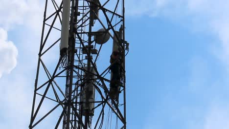 Hombre-Empujando-La-Antena-De-La-Torre-Celular-Después-De-Aflojarla