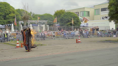 Hombre-En-Llamas-En-Un-Espectáculo-De-Acrobacias