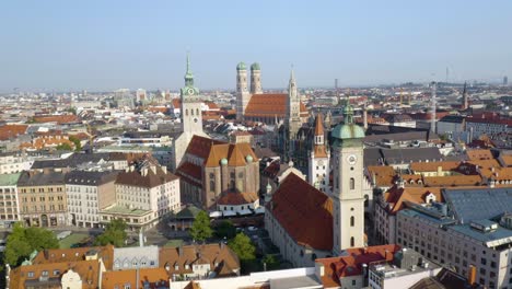 Hermosa-Vista-Aérea-De-Marienplatz-En-Munich,-Alemania-El-Día-De-Verano