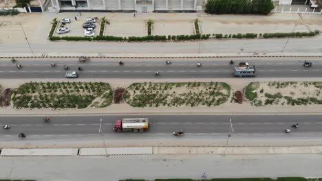 Traffic-Going-Past-On-Dual-Carriage-Roads-In-Karachi