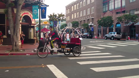 Bicitaxi-En-El-Camino-A-Lo-Largo-De-La-Carretera-A-Lo-Largo-De-La-Fábrica-De-Espaguetis-En-Gaslamp-Quarter-En-San-Diego,-California