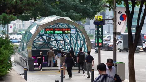 Salida-Uno-De-La-Estación-De-Metro-Gangnam---Coreanos-Con-Mascarillas-Protectoras-Entran-Y-Salen-Del-Metro-Durante-La-Pandemia-Del-Virus-De-La-Corona-Covid-19---28-De-Julio-De-2021