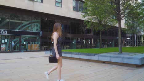 Walking-Gimble-Tiro-De-Joven-Mujer-Rubia-Caminando-Por-El-Centro-De-La-Ciudad-De-Sheffield-En-Verano