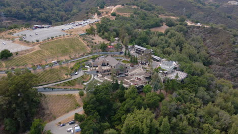 Vista-Aérea-Alrededor-De-La-Bodega-De-Montaña,-En-Saratoga,-California---Dando-Vueltas,-Tiro-De-Drones