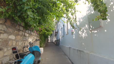 Vespa-Roller-Parkten-Entlang-Der-Engen,-Schönen-Gasse-Von-Bodrum,-Türkei