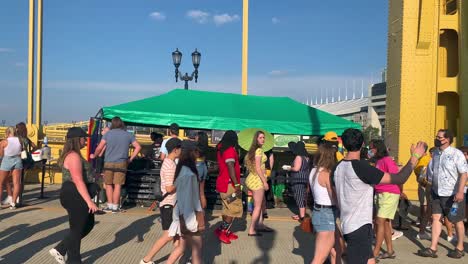 Überfüllte-Straße-Von-Pittsburgh-Während-Picklesburgh-Auf-Der-Roberto-Clemente-Brücke