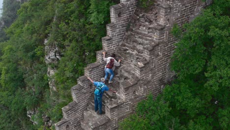 Turista-Subiendo-Una-Empinada-Sección-Rural-De-La-Gran-Muralla-China-Bajo-La-Supervisión-De-Un-Guía