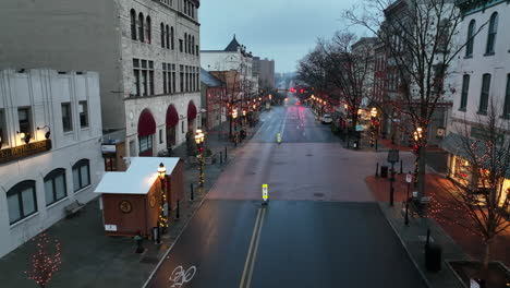 Vista-De-La-Calle-De-La-Histórica-Belén-Pennsylvania-Decorada-Para-Las-Vacaciones-De-Navidad