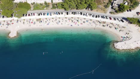 Beautiful-beach-with-white-pebbles,-turquoise-and-deep-blue-sea-of-the-Adriatic