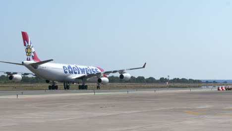 Edelweiß-Airbus-Auf-Dem-Rollweg-Des-Flughafens-Ibiza-In-Spanien-Tagsüber