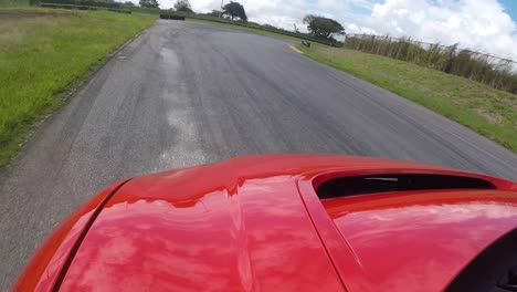 Coche-De-Carreras-Rojo-Jaguar-Ipace-A-Alta-Velocidad-En-Curva-En-Pista-De-Carreras