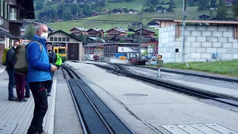 Europäischer-Mann-Mit-Rucksack,-Der-Neben-Dem-Bahnhof-Läuft