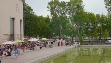 Menschen-Hängen-Ab-Und-Essen-Am-Tisch-Im-Freien-Auf-Der-Terrasse-Des-Palais-De-Tokyo-In-Paris,-Frankreich