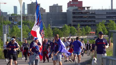 Fans-Der-Französischen-Nationalmannschaft-Auf-Dem-Weg-Zum-Fußballspiel-Deutschland-Gegen-Frankreich-Der-Europameisterschaft-2021