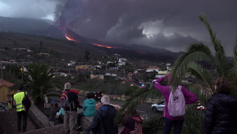 Menschen-Stehen-Da-Und-Beobachten-Den-Ausbruch-Des-Vulkans-Cubre-Vieja,-Während-Ein-Neuer-Lavastrom-Den-Berghang-Auf-La-Palma-Auf-Den-Kanarischen-Inseln-Hinunterströmt