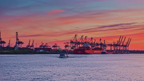 Zeitrafferaufnahme-Einer-Werft-Mit-Kränen-Und-Containern-In-Hamburg,-Deutschland-Bei-Sonnenuntergang---Boote,-Die-Auf-Der-Elbe-Fahren