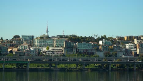 Verkehr-Auf-Der-Gangbyeonbuk-Schnellstraße,-Bezirk-Yongsan-gu-In-Seoul,-Südkorea,-Und-Blick-Auf-Den-N-Seoul-Turm-Auf-Dem-Namsan-Berg-An-Einem-Wolkenlosen-Tag