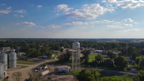 Imágenes-Cinematográficas-De-Drones-Aéreos-4k-De-Una-Torre-De-Agua-En-Una-Granja-De-Trenton,-Kentucky-En-Los-Estados-Unidos