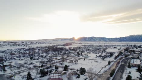 Vista-Aérea-De-Drones-Del-área-Comercial-Cubierta-De-Nieve-Durante-La-Puesta-De-Sol-En-El-Condado-De-Boulder-Colorado-Superior-Ee.uu.-Después-Del-Desastre-Del-Incendio-Forestal-Marshall