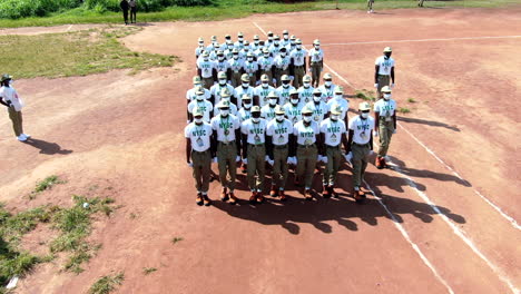 Jóvenes-Uniformados-En-Un-Campamento-De-Orientación-Permanente-Del-Cuerpo-Nacional-De-Servicios-Juveniles-Marchando-En-Formación---Vista-Aérea