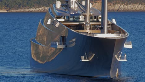 Segelyacht-Auf-Dem-Blauen-Meer-An-Der-Küste-Der-Insel-Kefalonia-In-Der-Nähe-Des-Dorfes-Fiskardo,-Griechenland---Statische-Aufnahme