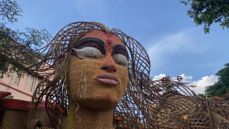 Nahaufnahme-Des-Wunderschönen-Devi-Durga-Big-Face-Idol-Aus-Jute-Während-Des-Festivals-In-Kalkutta